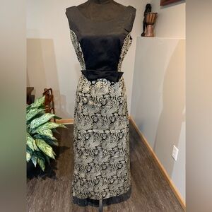 Elegant Black and Gold Paisley Dress

G7 0226

ALL REASONABLE OFFERS ACCEPTED